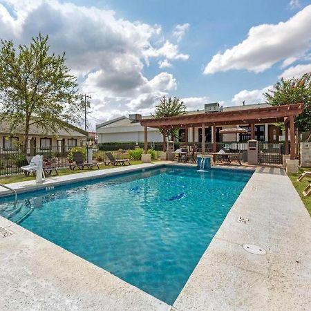 Best Western Post Oak Inn Burnet Экстерьер фото
